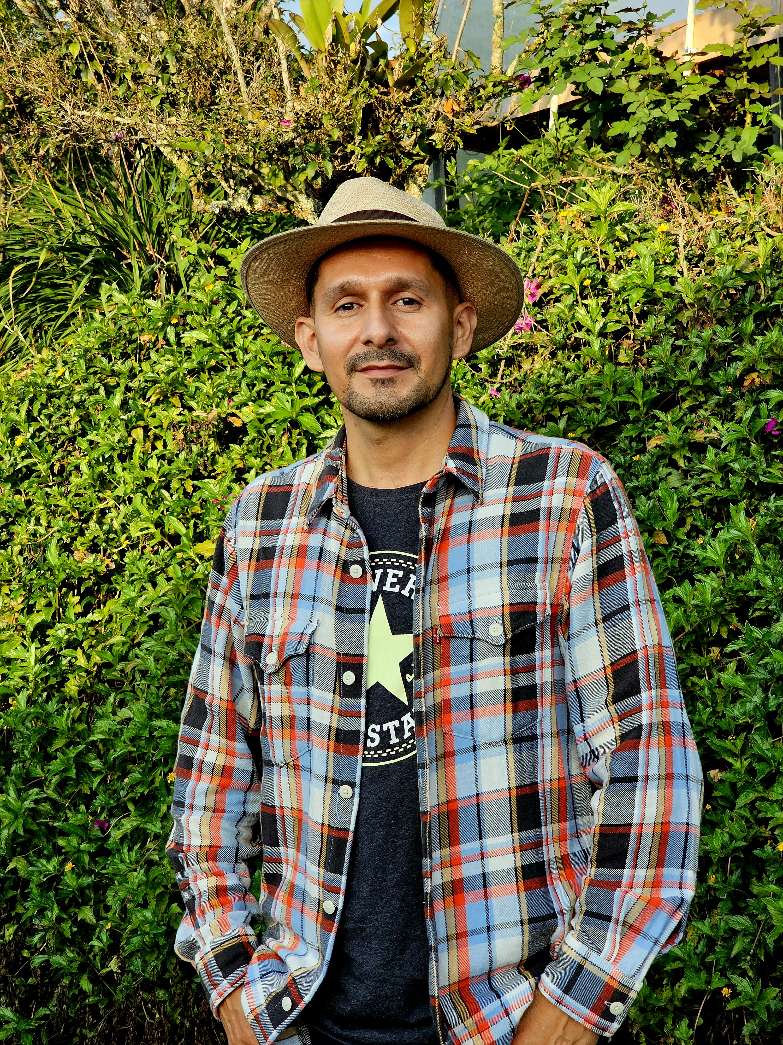 Workshop: "Qualitative Soil Chromatography: A Soil X-Ray to Transform Coffee Farming" / "Cromatografía cualitativa de suelos: una radiografía del suelo para transformar la caficultura" Tulio Lozano